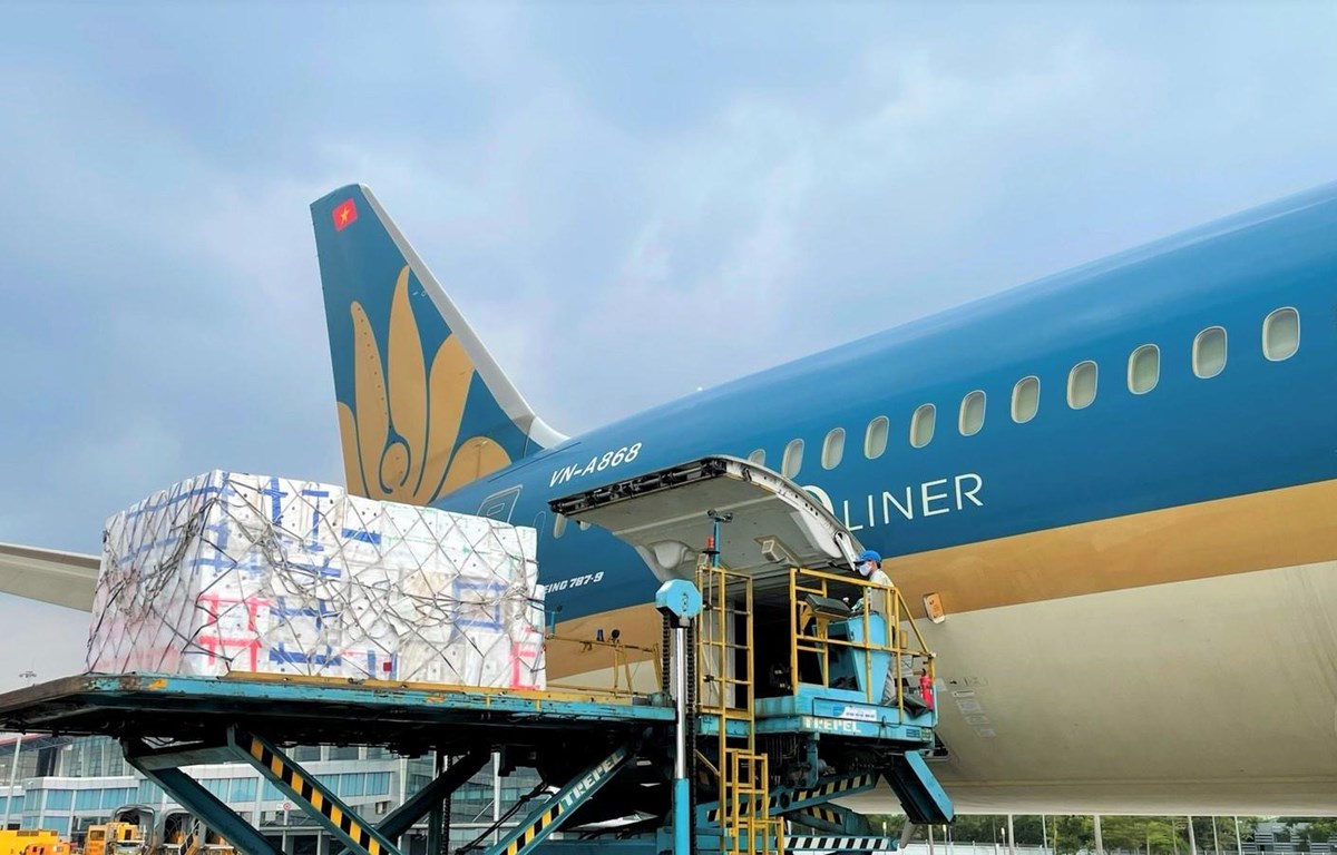 Cửa phía bên phải máy bay thường dùng để vận chuyển hàng hóa, hành lý... Ảnh: Vietnam Airlines