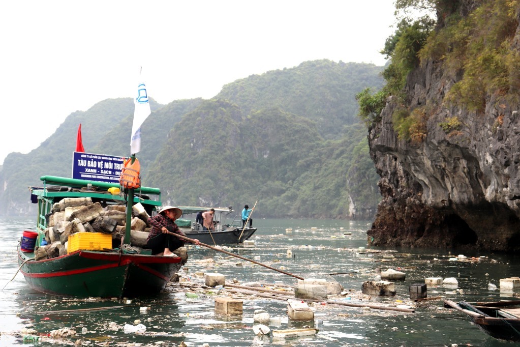 Người dân tham gia vớt rác phao xốp trên vịnh Hạ Long khi địa phương dẹp bỏ các lồng bè nuôi trồng thủy sản trái phép trên vịnh Hạ Long và Bái Tử Long hồi đầu tháng 4.2023. Ảnh: Hoàng Quỳnh