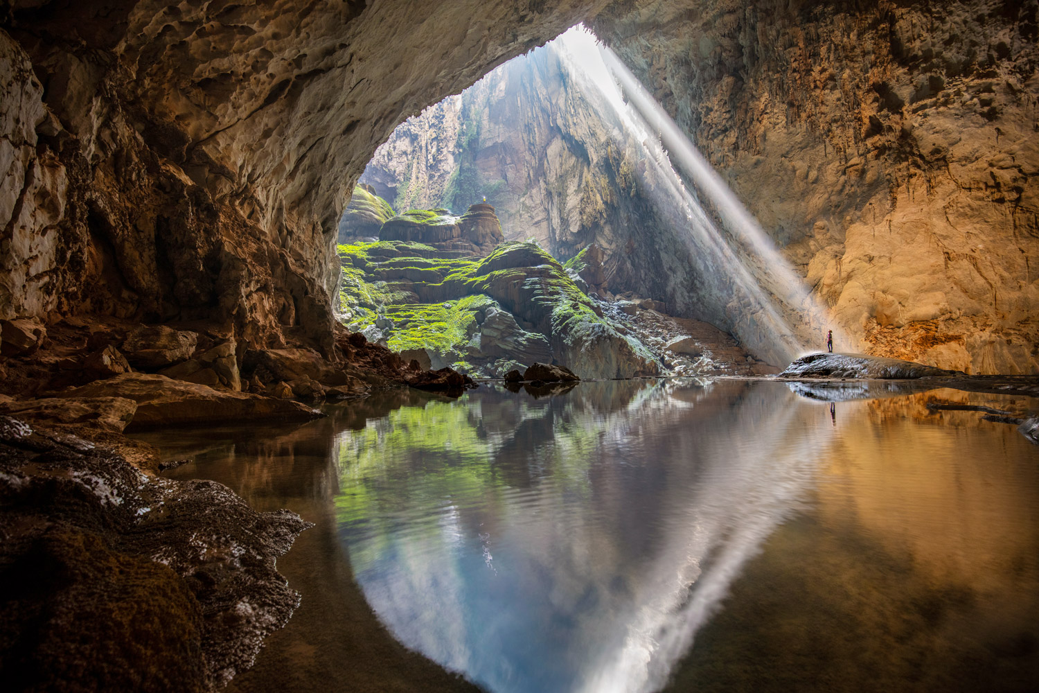 Hình ảnh tia nắng cực ấn tượng từ Hố Sụt 1 của Hang Sơn Đoòng/Impressive sunbeams from Doline 1 of Son Doong Cave