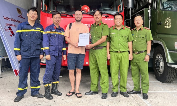 Du khách Nga cảm ơn Công an Đà Nẵng sau khi được giải cứu. Ảnh: Công an Đà Nẵng