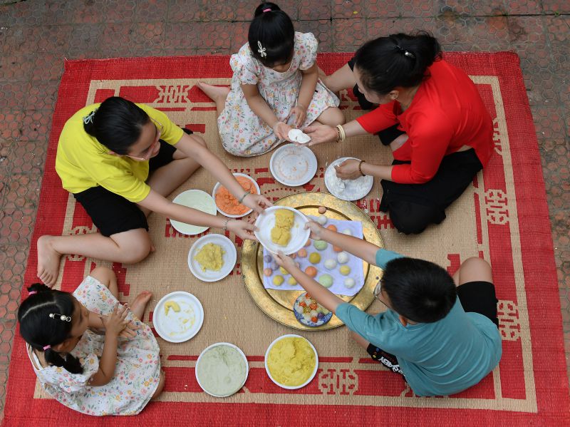 Dạy trẻ con xóm làm bánh trôi bánh chay. 