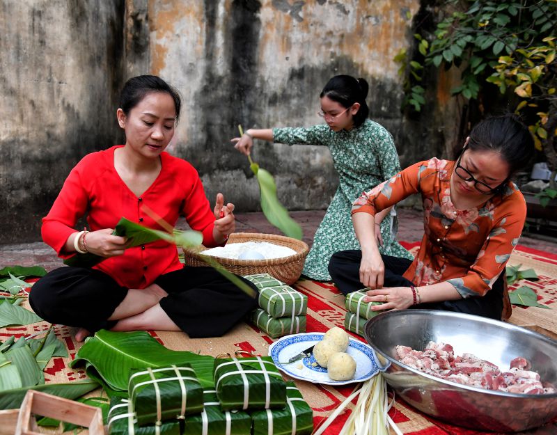 Gói bánh chưng tại nhà với người thân. 