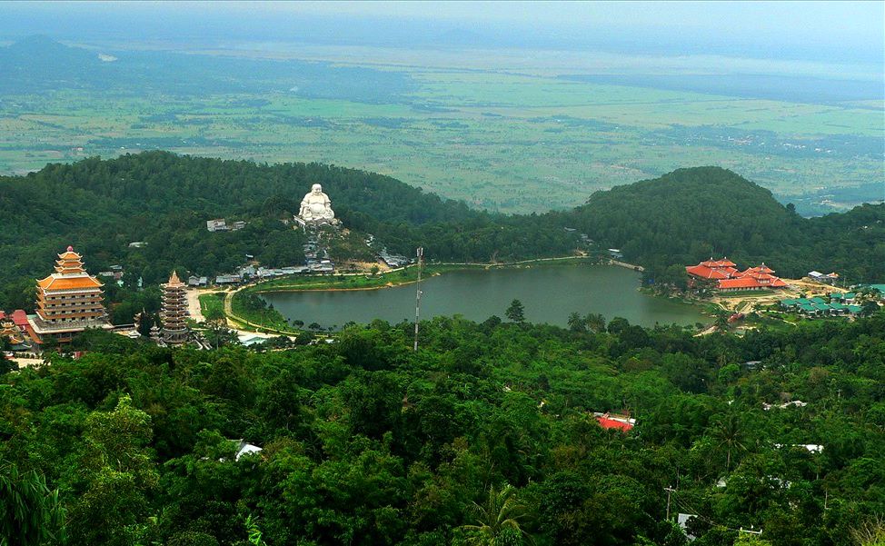 Tượng Phật Di Lặc trên Núi Cấm nhìn từ vồ Bồ Hong (Núi Cấm, Tịnh Biên, An Giang). Ảnh: Lục Tùng