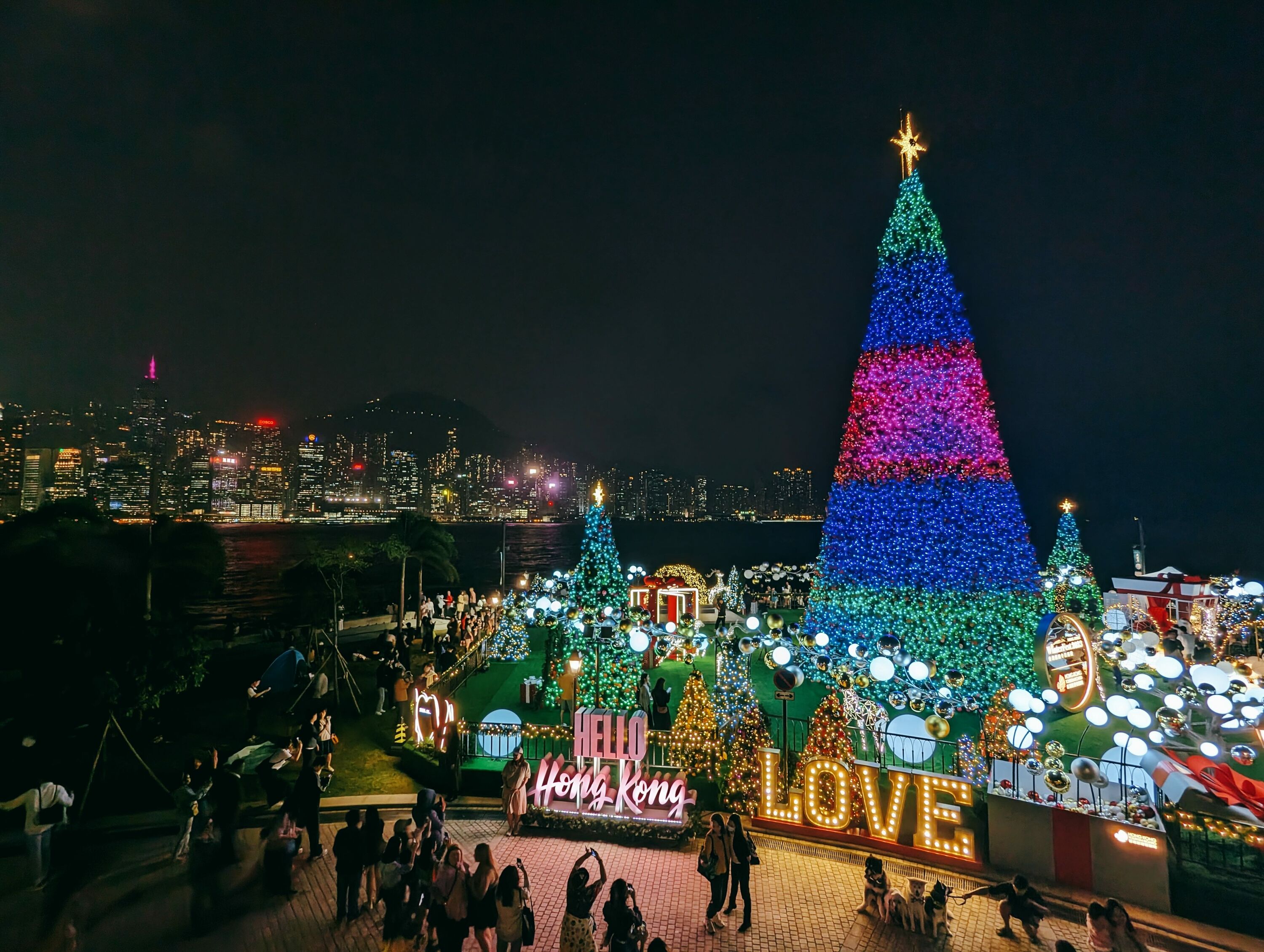 Cây thông Noel cao 20 mét tại một công viên ở Hồng Kông.