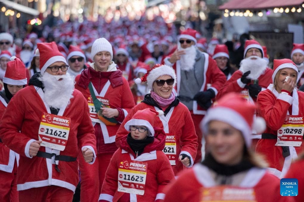 2000 người trong trang phục Ông già Noel tham gia chạy trong cuộc thi Santa Run lần thứ 8 ở Budapest, Hungary ngày 3/12. Ảnh: Xinhua 