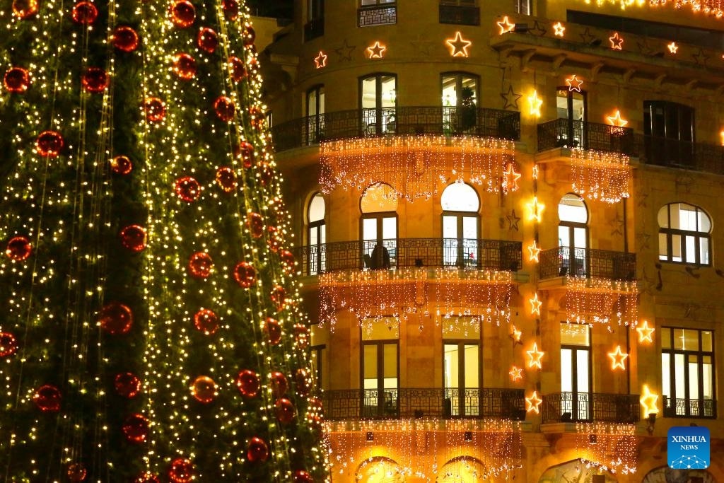 Cây thông Noel và những tòa nhà lớn ở Beirut, Lebanon đã được treo đèn trang trí màu vàng đỏ chủ đạo để đón mừng mùa lễ Giáng sinh và năm mới. Ảnh: Xinhua