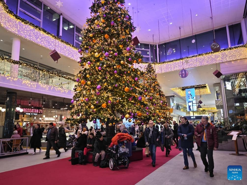 Một trung tâm thương mại ở Stockholm, Thụy Điển nhộn nhịp không khí Giáng sinh ngay từ đầu tháng 12 với cây thông Noel và dàn đèn trang trí rực rỡ, bắt mắt. Ảnh: Xinhua