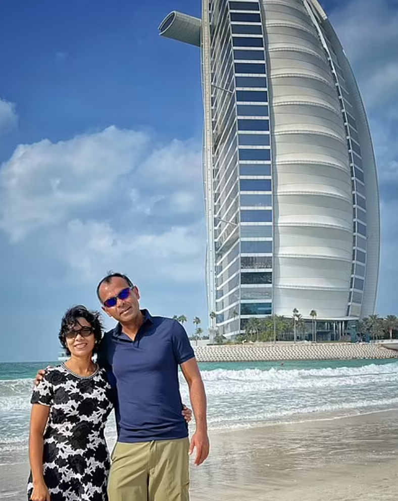 Hai vợ chồng chụp ảnh tại Dubai, UAE. Ảnh: Couple Traveling the world