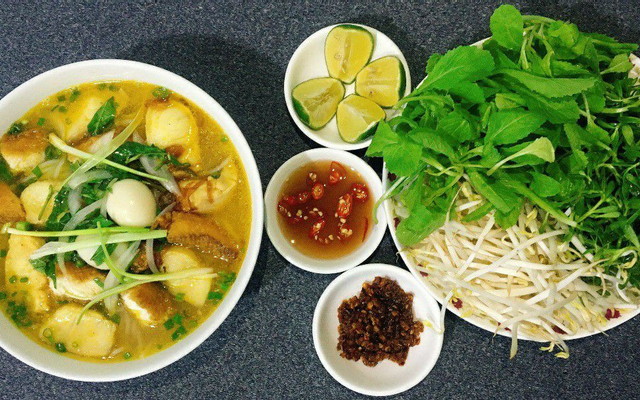 Nguyên liệu đặc biệt của bánh canh cá lóc là rau đắng và nấm rơm, khiến nước dùng vừa ngọt vừa đắng nhẹ. Ảnh: Foody