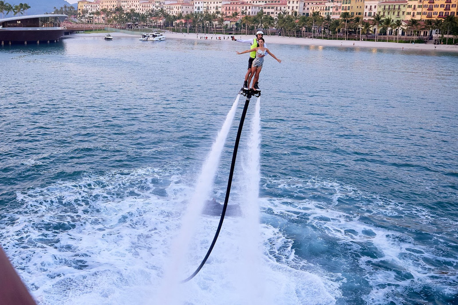 Màn trình diễn flyboard ở độ cao 12m. Ảnh: SW