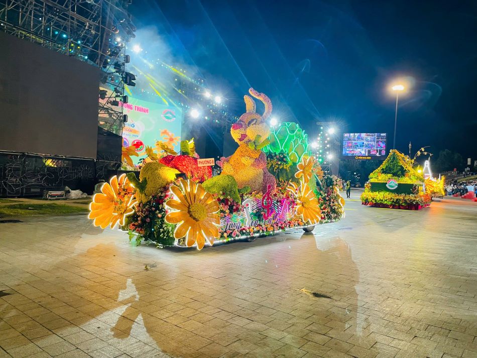 Xe hoa rực rỡ, điểm nhấn trong đêm Carnival. Ảnh: Đình Quang