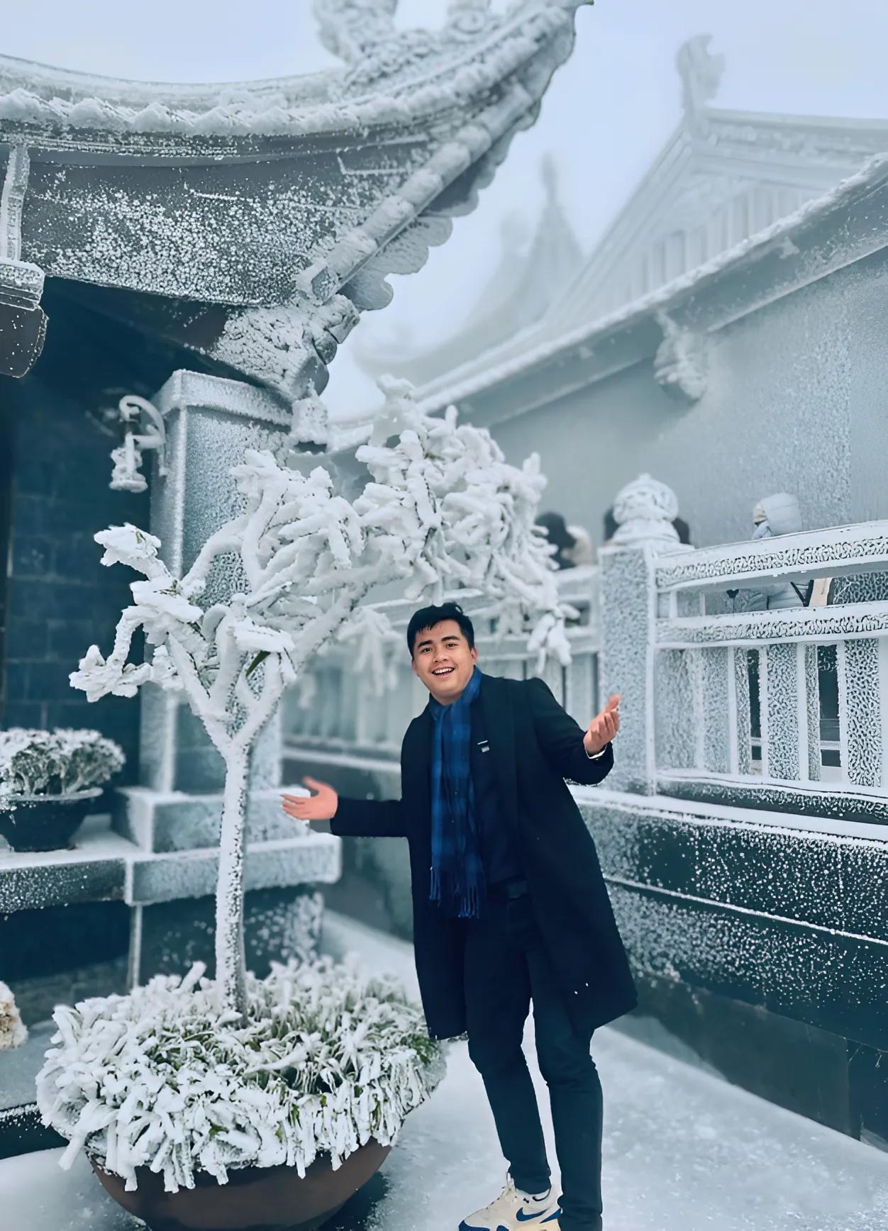 Các du khách trẻ dành nhiều thời gian để chiêm ngưỡng tuyết trên đỉnh Fansipan.
