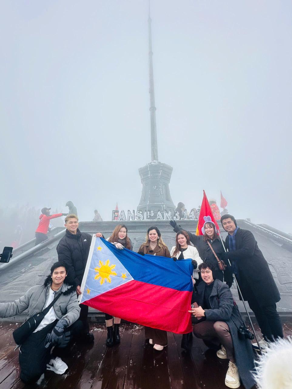 Nhóm du khách Philippines chụp ảnh lưu niệm tại đỉnh Fansipan. Ảnh: