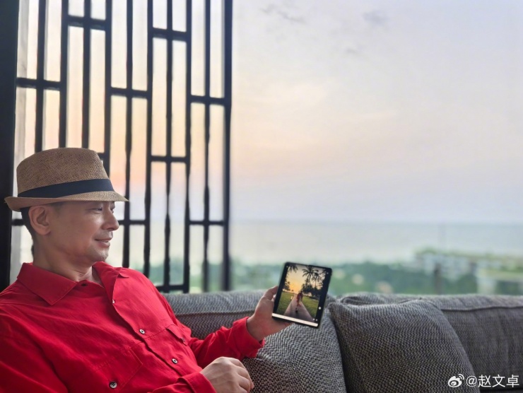 Văn Trác ngắm ảnh vợ. Theo Sina, gia đình tài tử thường cùng nhau du lịch mỗi kỳ nghỉ năm mới, nghỉ hè. Diễn viên nói gia đình quan trọng nhất, anh có thể từ bỏ công việc để dồn thời gian cho người thân.