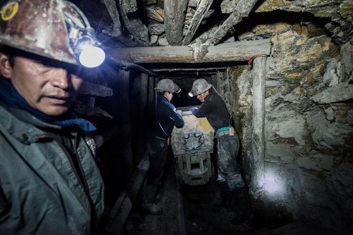Những người thợ mỏ ở thị trấn Potosí của Bolivia làm việc trong một trong những môi trường làm việc khắc nghiệt nhất. Ảnh: CNN