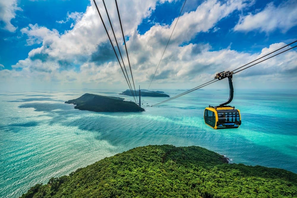 Cáp treo Hòn Thơm mang lại cho du khách trải nghiệm “bay” qua đại dương. Ảnh: Hà