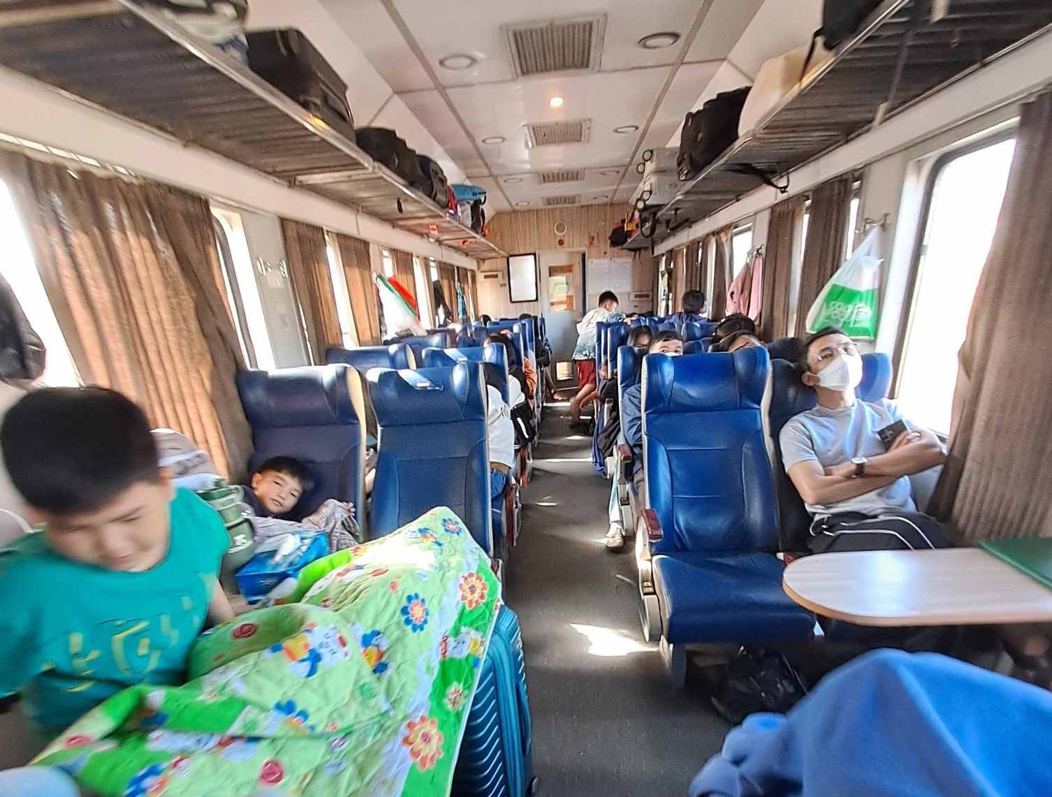 Toa ghế ngồi mềm điều hòa trên tàu Thống Nhất. Ảnh: Hương Chi